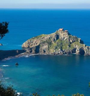 malý ostrov ve vodě s domem na něm