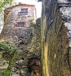 一座侧面有窗户的古老石头建筑