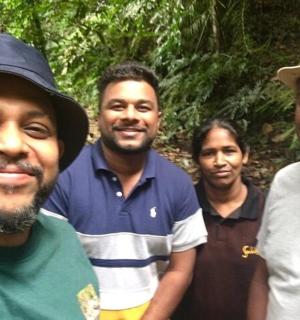 skupina mužů pózujících pro fotografii