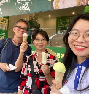 一群人举着冰淇淋蛋筒