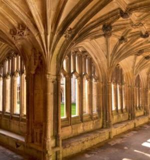 带有拱门和窗户的建筑物的拱廊