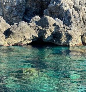 vodní plocha vedle skalnatého útesu