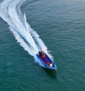 水中载有人的船