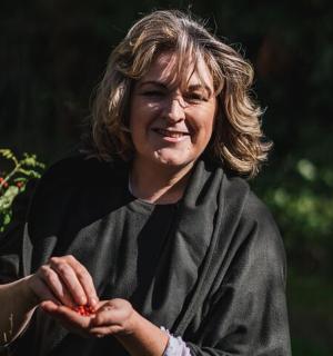 一位女士手里拿着东西，面带微笑