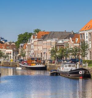 一群船停靠在有建筑物的河里