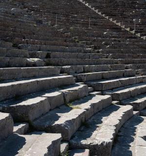 eine Reihe von Steintreppen in einem Amphitheater
