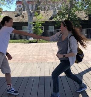 chlapec a dívka si hrají spolu