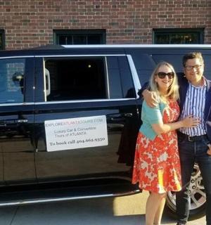 muž a žena stojící před limuzínou