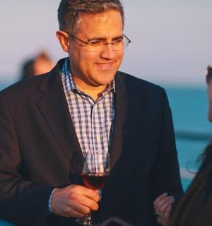 muž držící sklenici vína se ženou