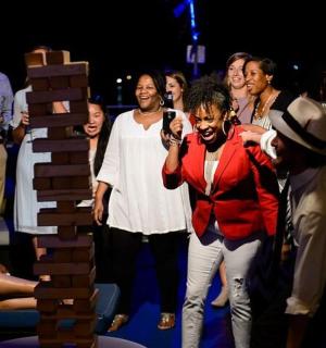 一群人站在舞台上