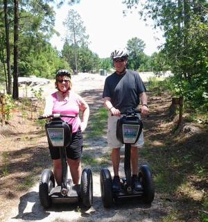 muž a žena jedoucí na segiftech