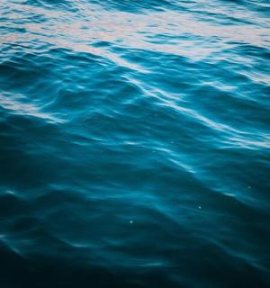 un primer pla de l'aigua blava de l'oceà