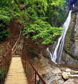 通往山上瀑布的楼梯