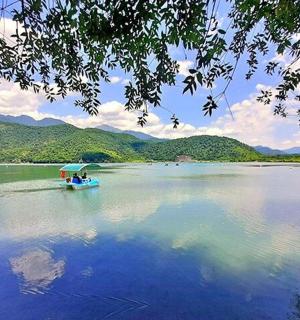 湖上的一艘船,背景是群山