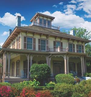 一座顶上有塔的老房子