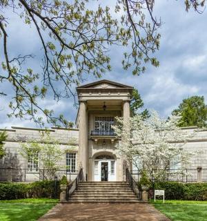 带楼梯的豪宅外观