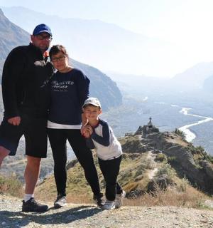 站在山顶上的一男一女