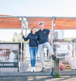 一男一女站在餐车上