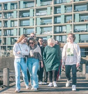 一群人走过一座桥