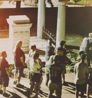 skupina lidí stojících před budovou