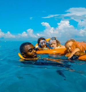 一群孩子在水中的木筏上