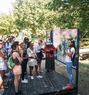 一大群人围着一个标志