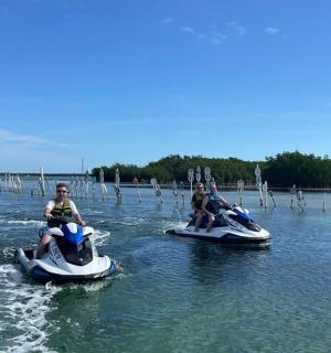 两人在水中骑着水上摩托