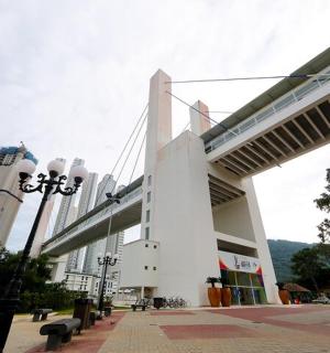 一座带有桥梁的建筑，桥梁前有长椅