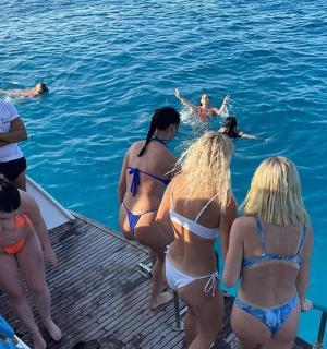 skupina lidí ve vodě na lodi