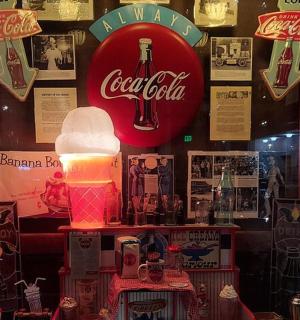 带有可口可乐标志和灯的商店橱窗