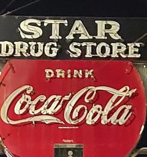 带有可口可乐标志的药店招牌