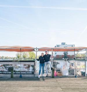 两个人站在码头上的船上