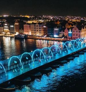 夜晚水面上有一座蓝色灯光的桥