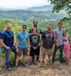 skupina lidí pózujících pro fotografii na hoře