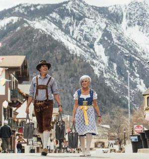 一男一女带着行李走在街上