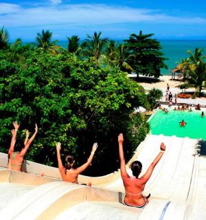 一群人在泳池滑梯上