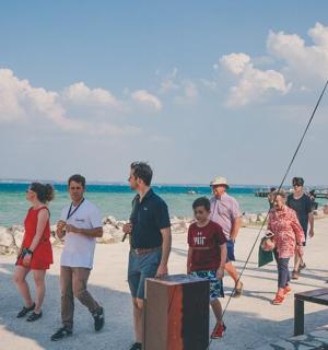 一群人在海滩上散步