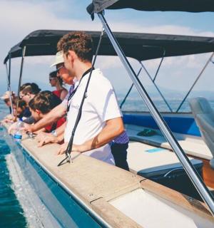 一群人在水中的船上