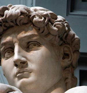 一尊男人半身雕像