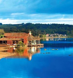 ein großes Gebäude auf einem großen blauen See