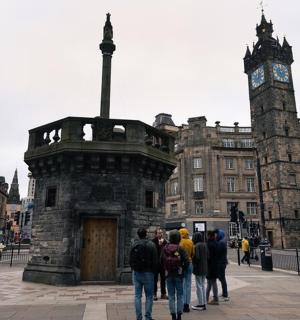 一群人在钟楼前行走