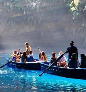 một nhóm người trên thuyền dưới nước