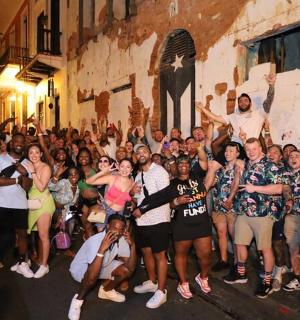 一群人在街上摆姿势拍照