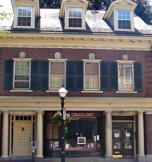 cihlový dům s pouliční lampou před ním