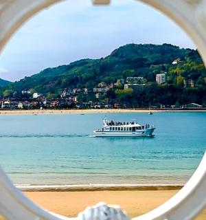 ein Boot, das im Wasser an einem Strand schwimmt