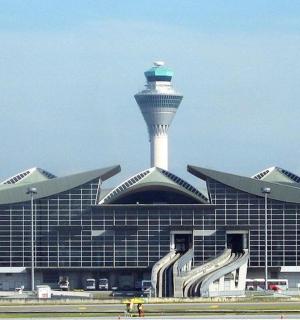 控制塔位于建筑物顶部的机场