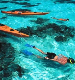 一名男子在水中划皮艇