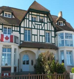 一座挂着加拿大国旗的大房子