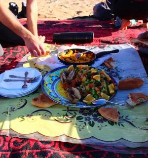 stůl s talířem jídla na dece