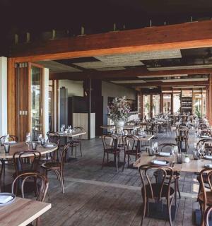 jídelna s dřevěnými stoly a židlemi